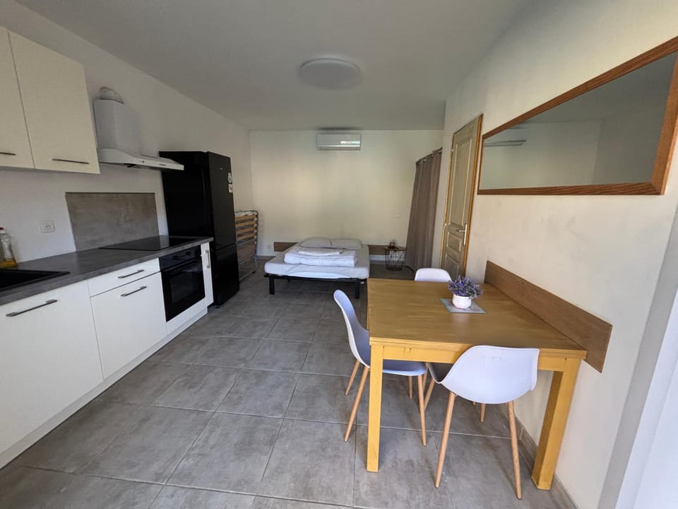 Studio tout équipé à la nuitée ou plus,proche aéroport Bastia House in Corsica