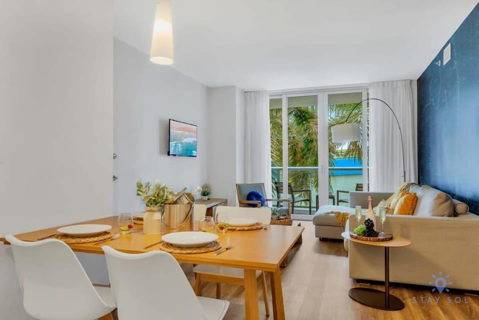 Apartment with Balcony, Gym & Near Beach Apartment in Hallandale Beach