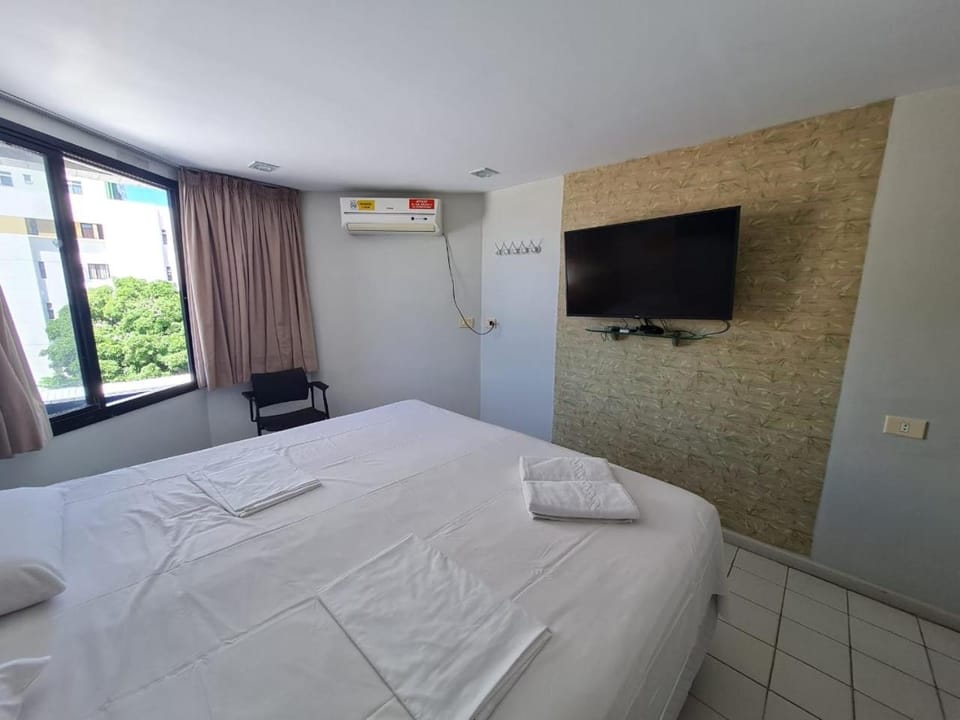 Bed, TV and multimedia, Bedroom