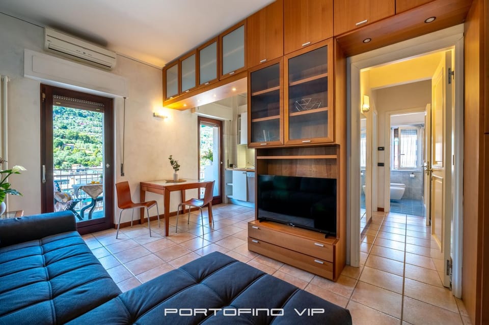 Communal lounge/ TV room, TV and multimedia, Living room, Seating area, Evening entertainment, air conditioner