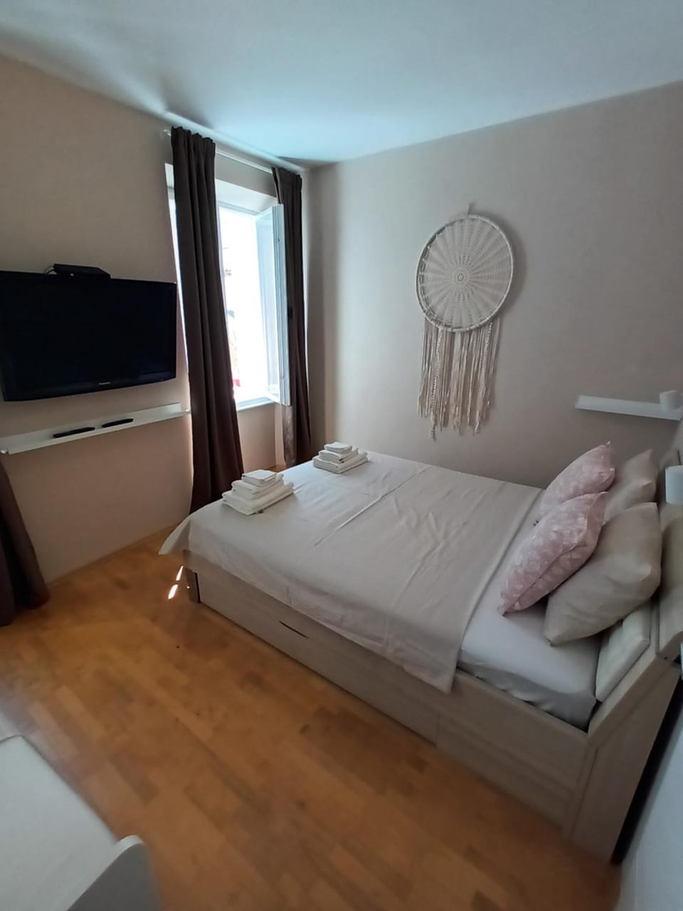 Bed, TV and multimedia, Bedroom, hair dresser