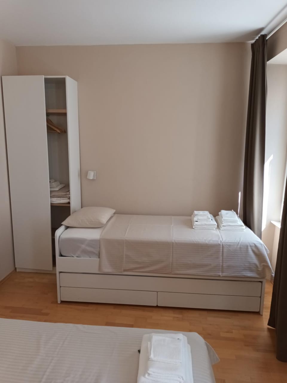 Bed, TV and multimedia, Bedroom, hair dresser