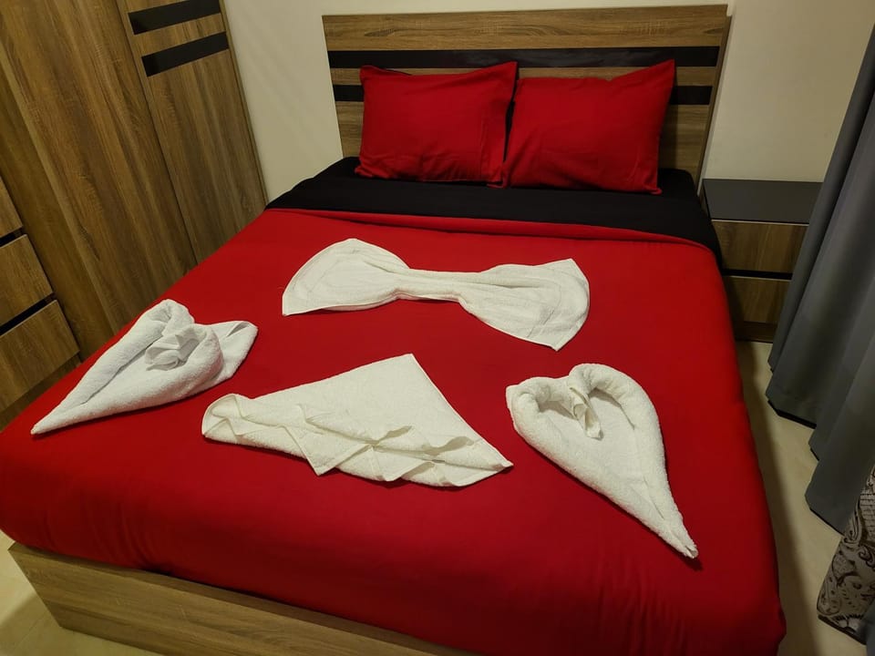 Bed, Photo of the whole room, towels