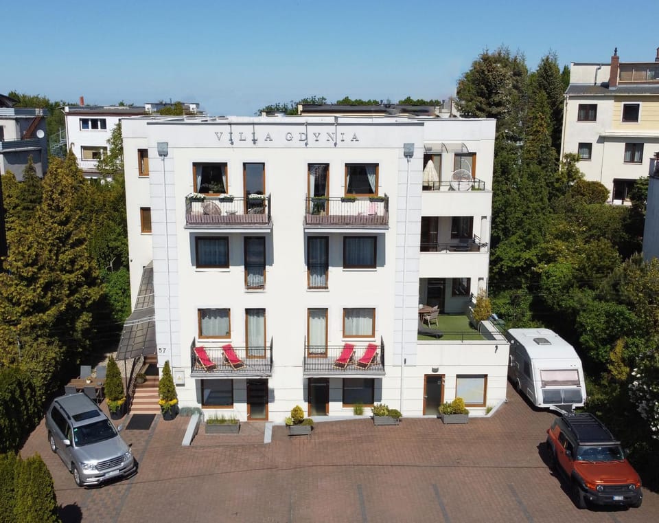 Facade/entrance, Bird's eye view