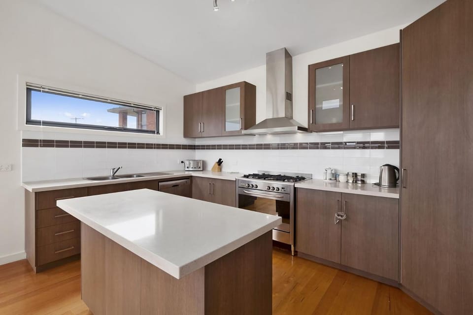 Coffee/tea facilities, Kitchen or kitchenette, oven, stove