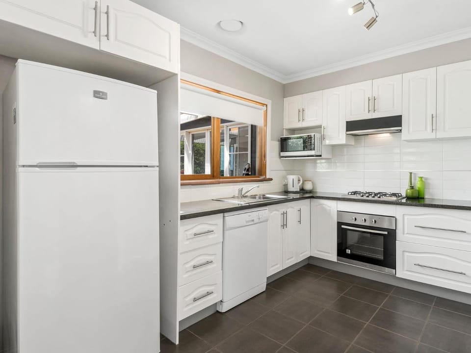 Kitchen or kitchenette, dishwasher, oven