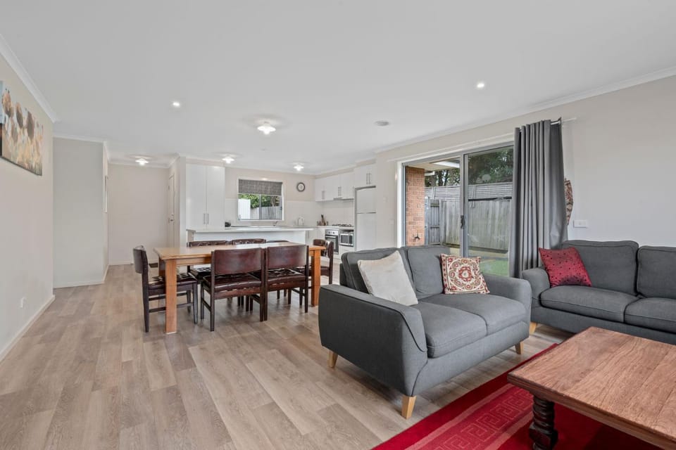Kitchen or kitchenette, Seating area, Dining area