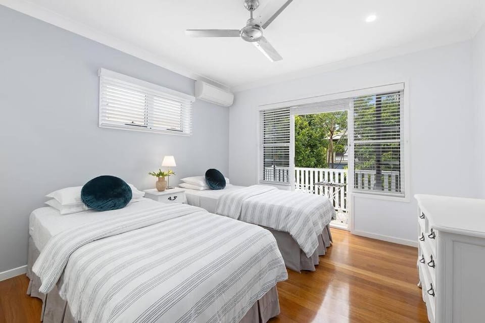 Bedroom, fireplace, air conditioner