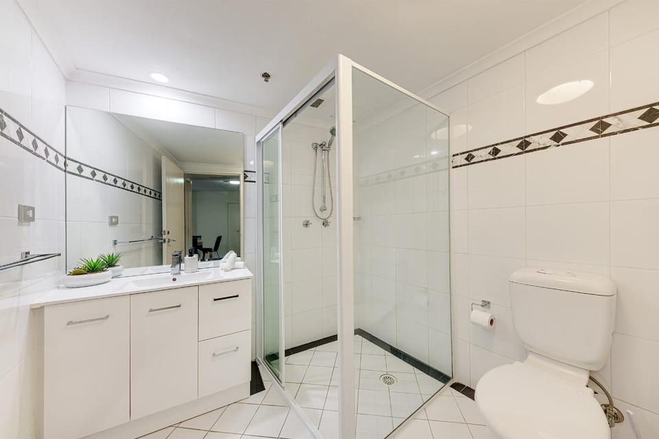 Shower, Toilet, Bathroom, towels