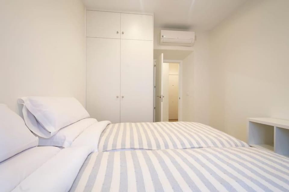 Bedroom, wardrobe, air conditioner