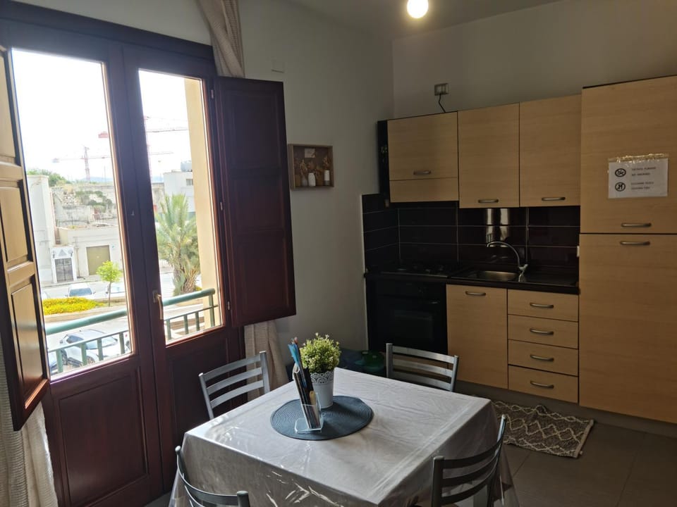 Kitchen or kitchenette, Dining area