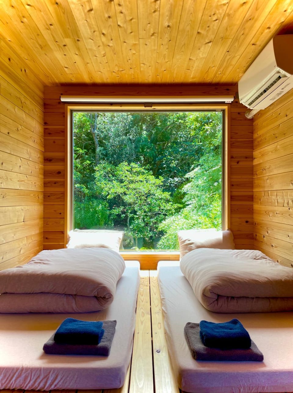 Bed, towels, air conditioner