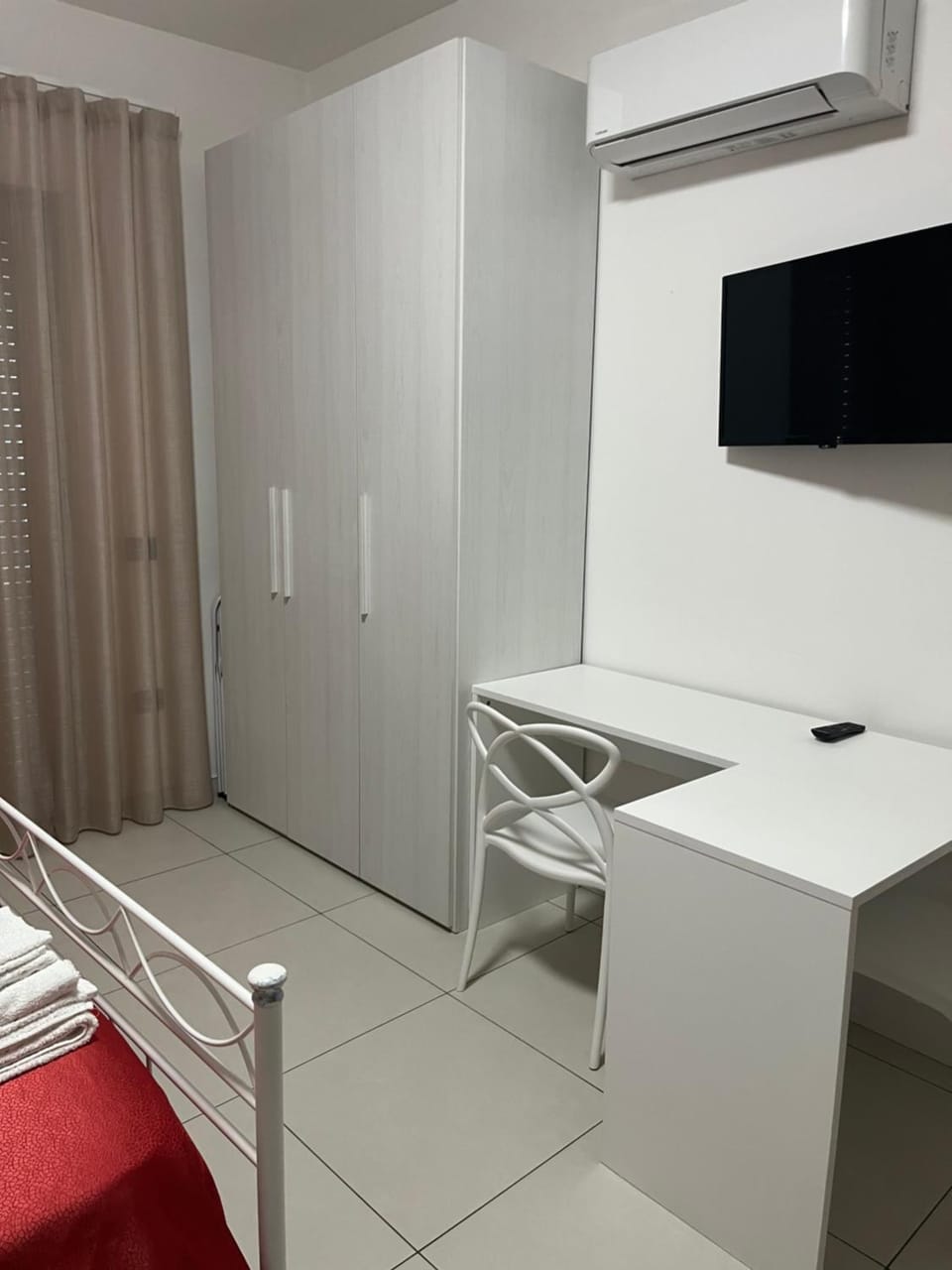 Bed, Photo of the whole room, Seating area, Bedroom, wardrobe, air conditioner