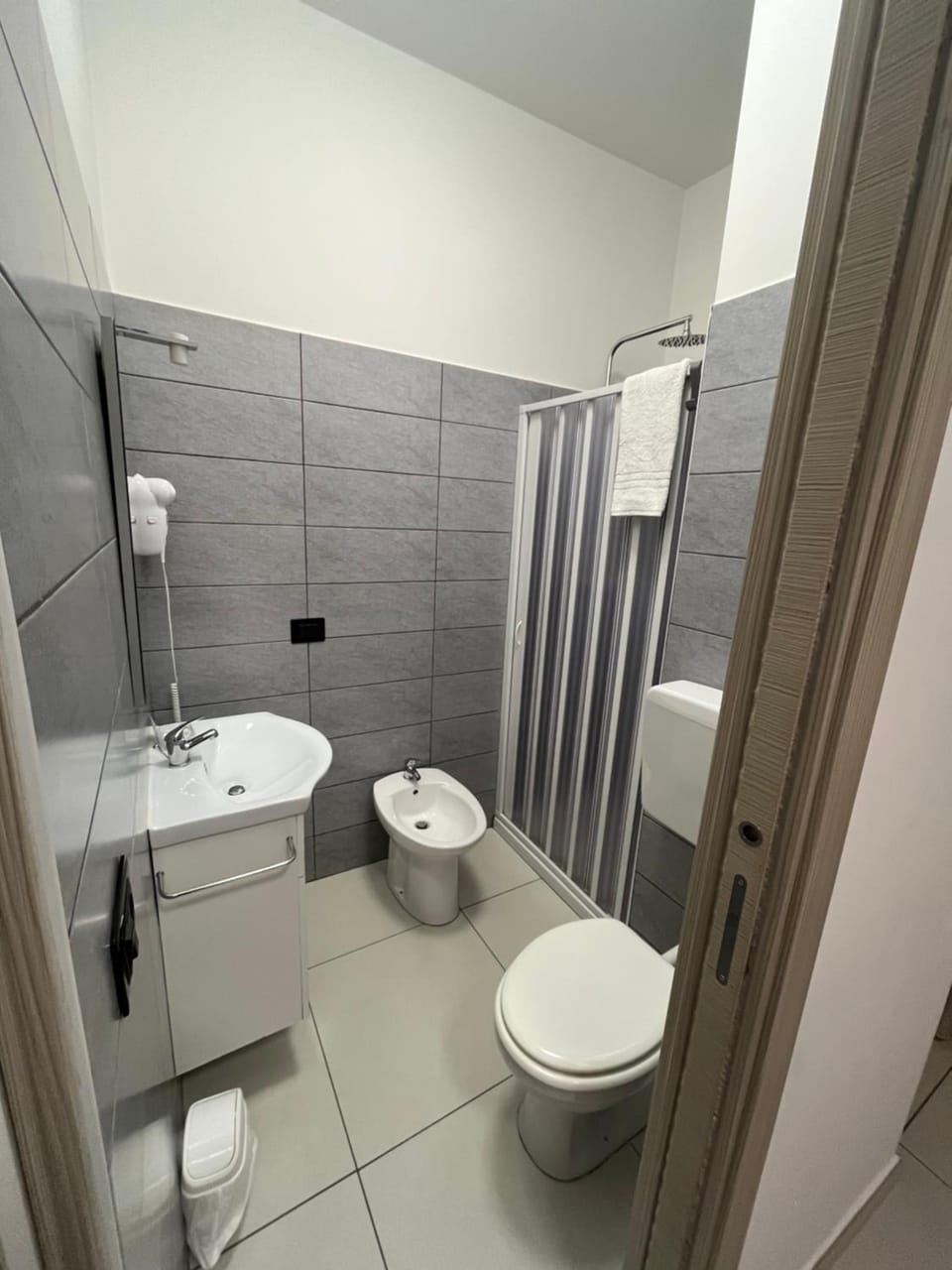 Shower, Toilet, Bathroom, bidet, towels