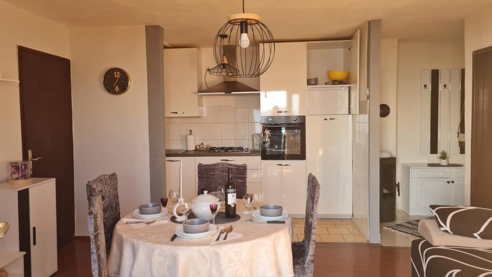 Kitchen or kitchenette, Seating area, Dining area, minibar, pet friendly, stove