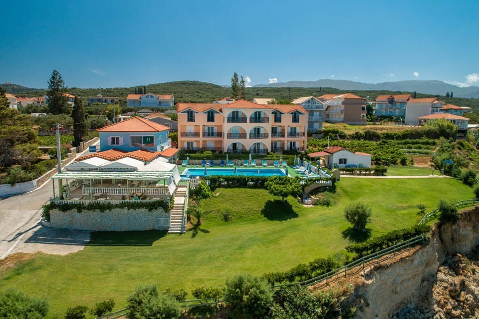 Property building, Restaurant/places to eat, Garden view, Swimming pool