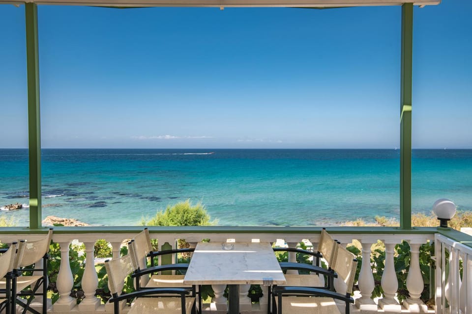 Property building, Restaurant/places to eat, Beach, Breakfast
