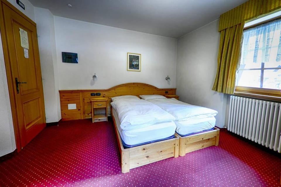 Bed, Photo of the whole room, Bedroom, internet