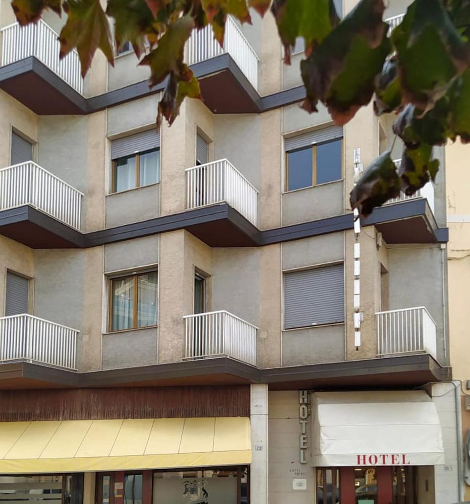 Property building, Day, Balcony/Terrace