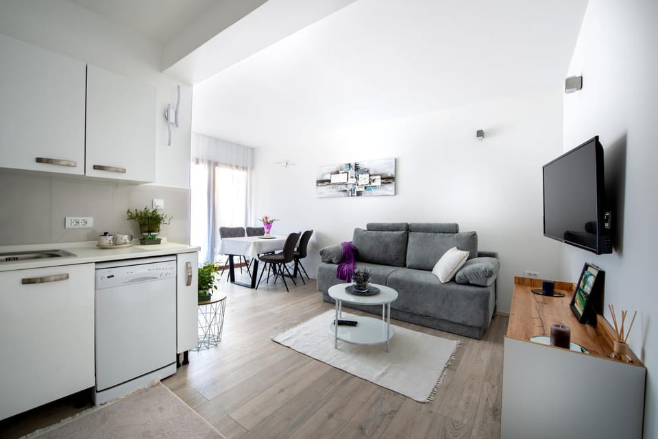 Communal lounge/ TV room, TV and multimedia, Kitchen or kitchenette, Living room, Seating area, Evening entertainment, minibar, oven, stove