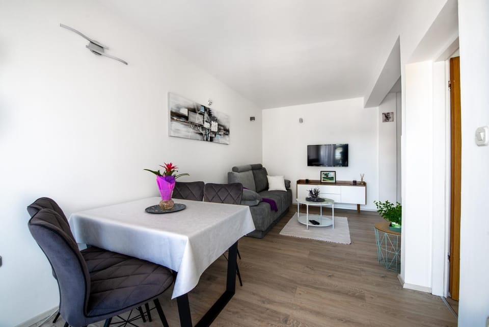 Bed, TV and multimedia, Living room