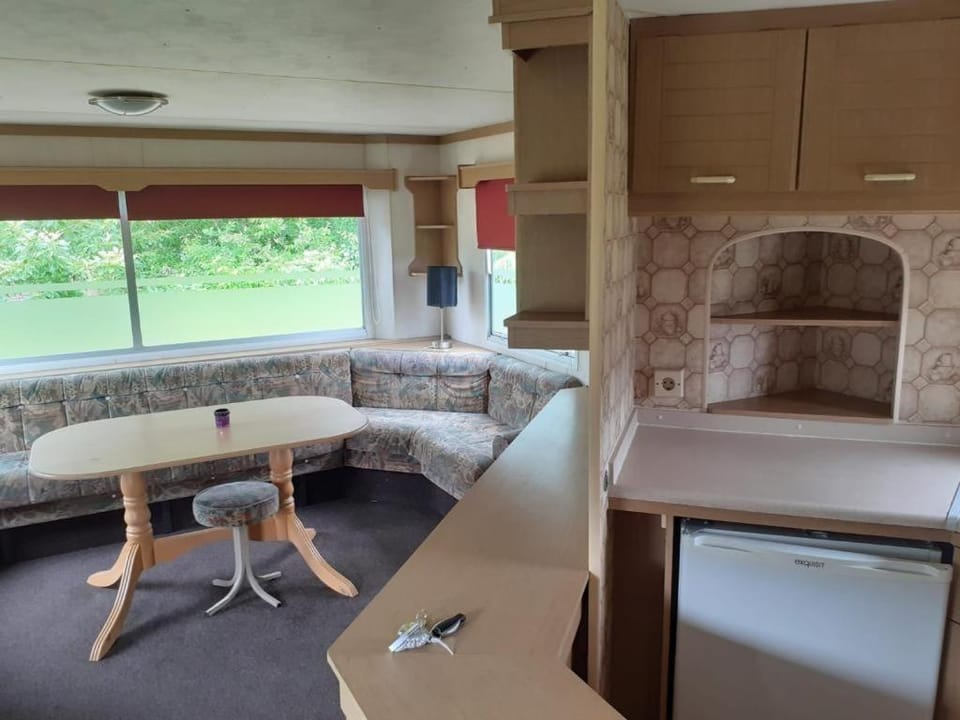 Kitchen or kitchenette, Seating area, Dining area