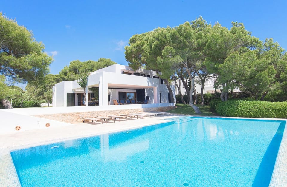 Swimming pool, sunbed