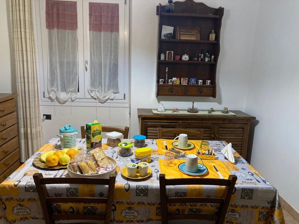 Coffee/tea facilities, Food and drinks, Dining area, Food, Breakfast, Drinks