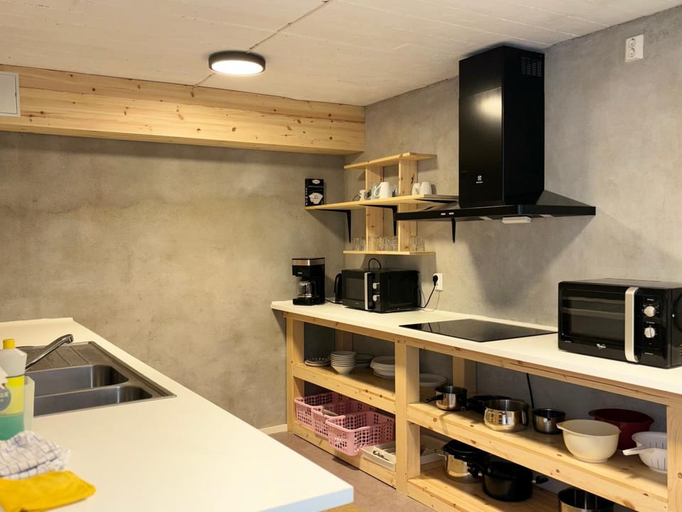 Coffee/tea facilities, Kitchen or kitchenette, stove