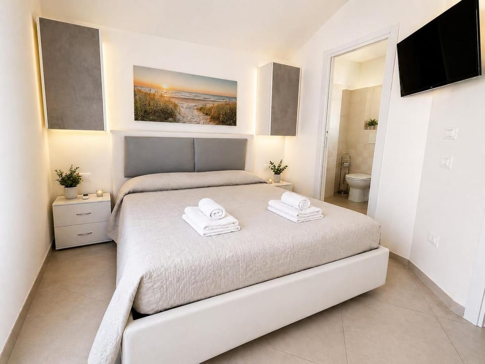 Bed, TV and multimedia, Photo of the whole room, Bedroom, towels