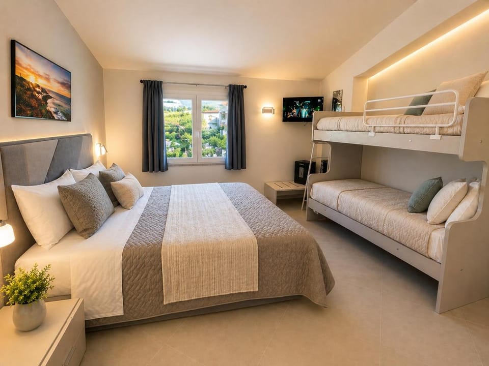 Bed, TV and multimedia, Photo of the whole room, Bedroom