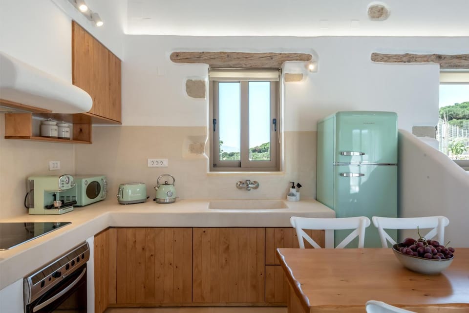 Kitchen or kitchenette, Dining area, stove, toaster