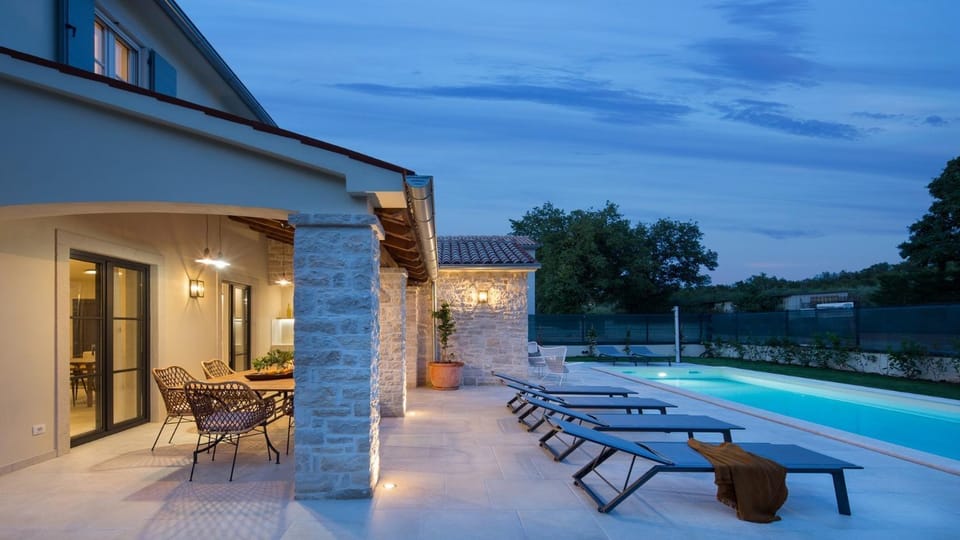 Property building, Garden, Balcony/Terrace, Seating area, Swimming pool