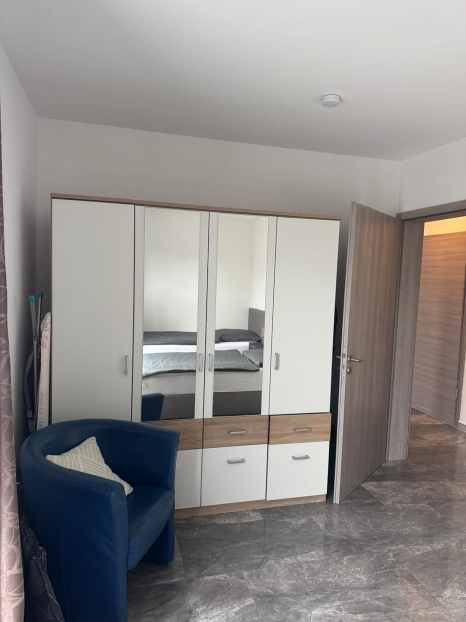 Photo of the whole room, Bedroom, wardrobe