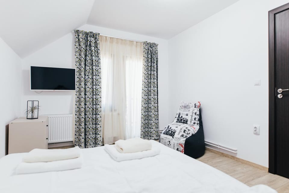 Bed, TV and multimedia, Photo of the whole room, Bedroom