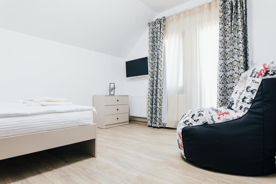 Bed, TV and multimedia, Photo of the whole room, Bedroom