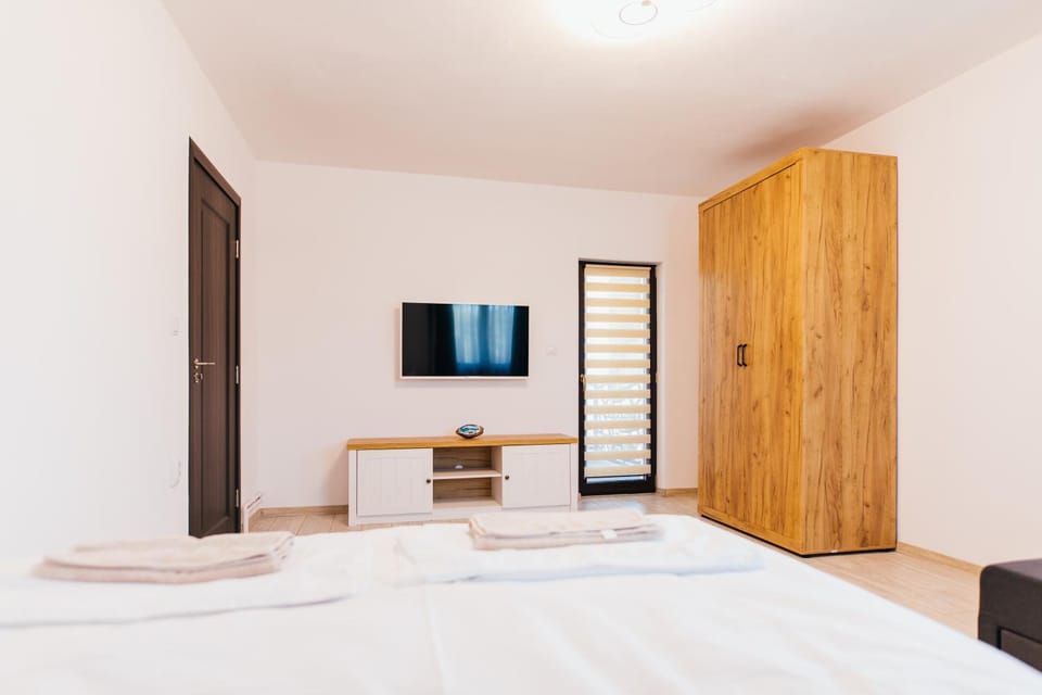 Bed, TV and multimedia, Photo of the whole room, Bedroom