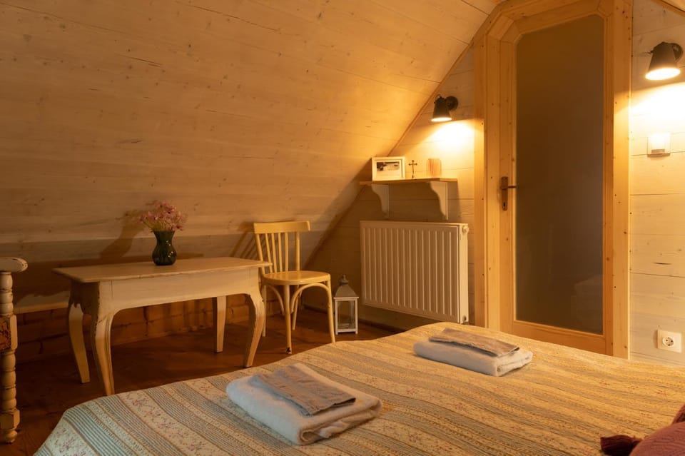 Bed, Photo of the whole room, Bedroom, internet, towels