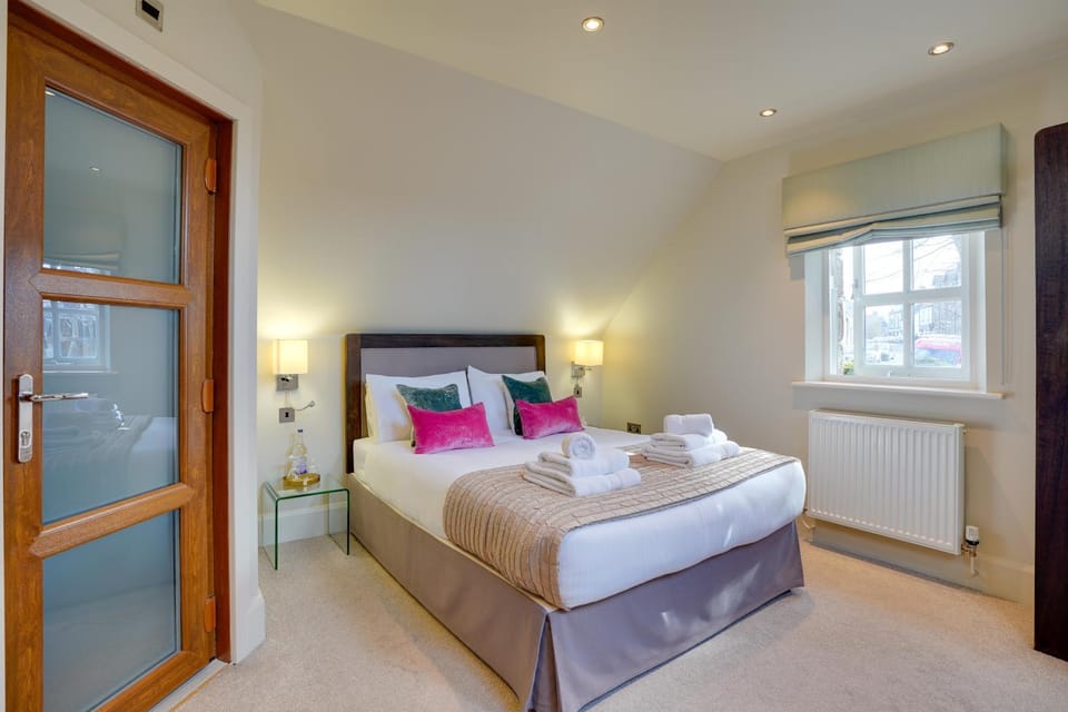 Bed, Photo of the whole room, Bedroom, towels