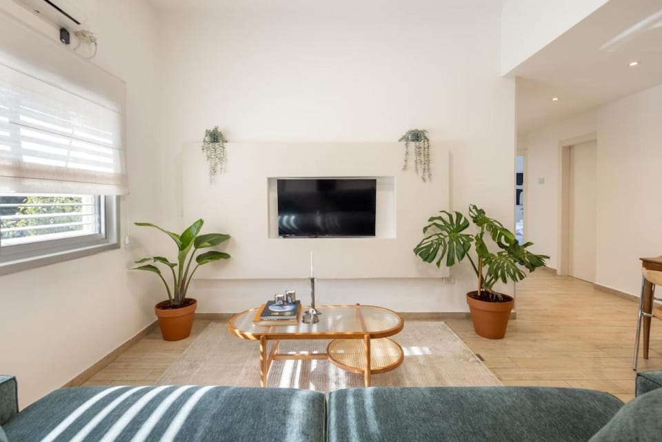 3BR Apt 5 min Walk from Beach by SeaNRent Apartment in Tel Aviv-Yafo