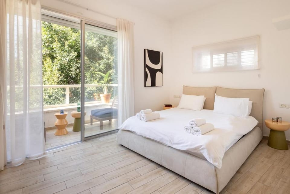 3BR Apt 5 min Walk from Beach by SeaNRent Apartment in Tel Aviv-Yafo