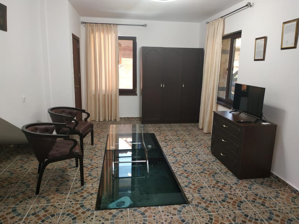 Communal lounge/ TV room, TV and multimedia, Living room, Seating area