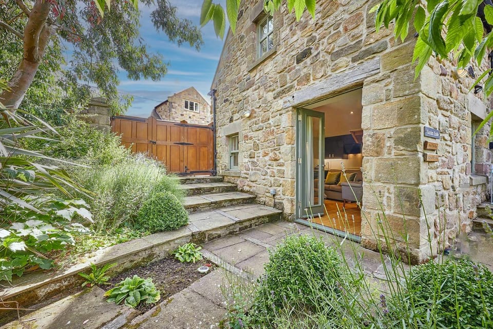 Garden Stable Cosy Stone Cottage with Parking House in Alnmouth
