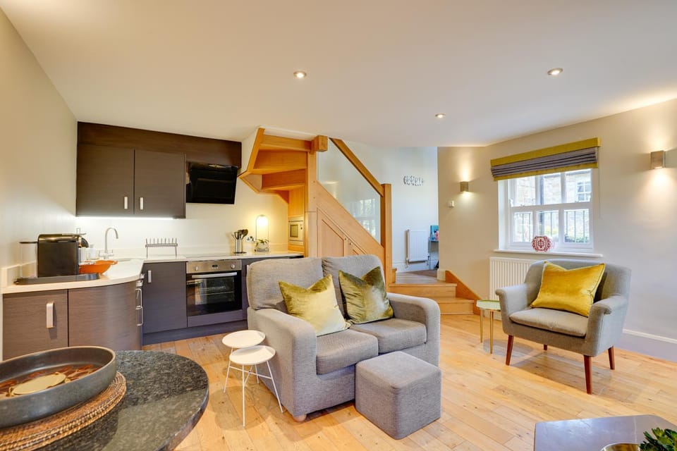 Kitchen or kitchenette, Living room, Seating area, Dining area, pet friendly, stove