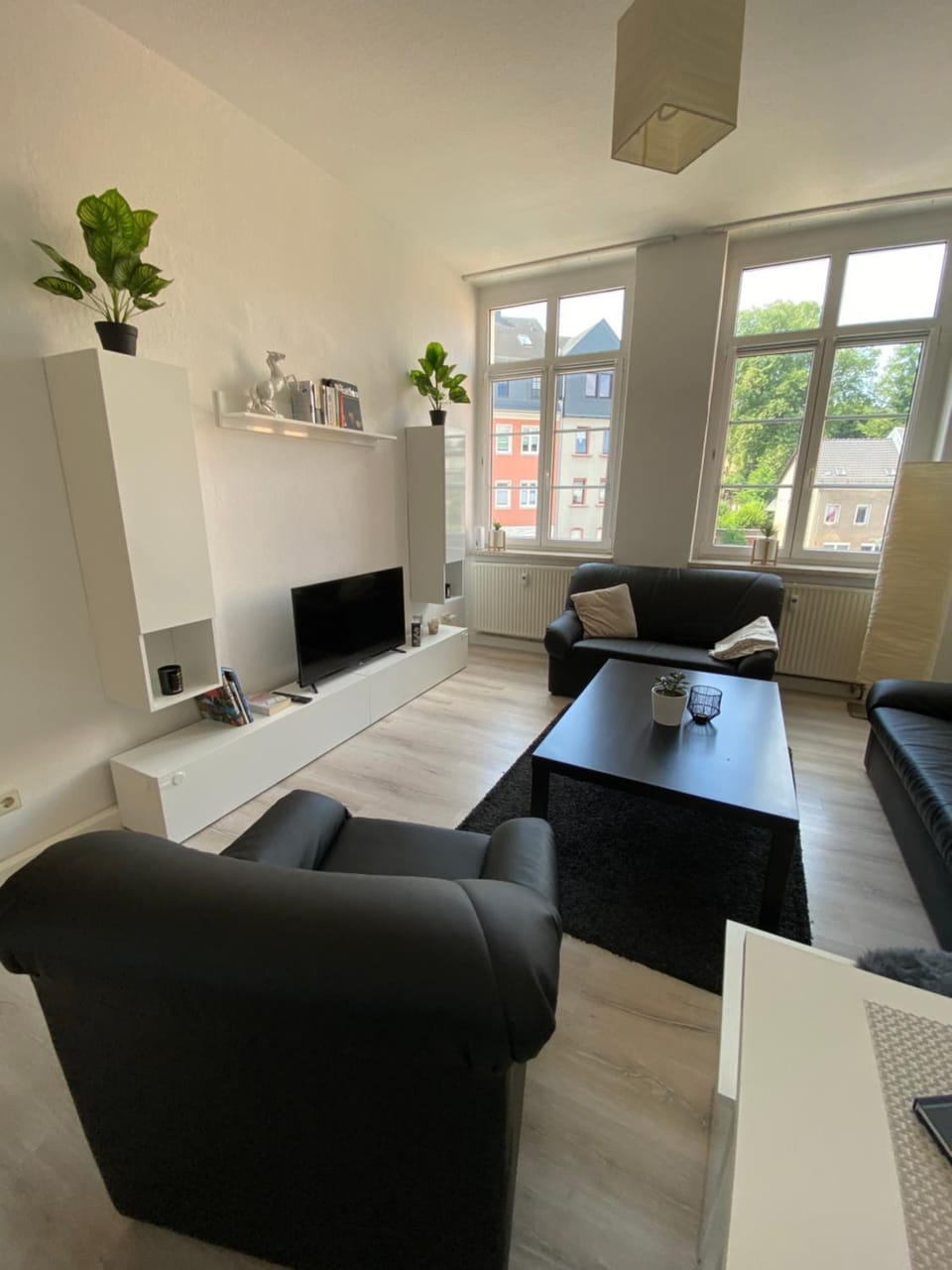 TV and multimedia, Living room, Seating area, Evening entertainment