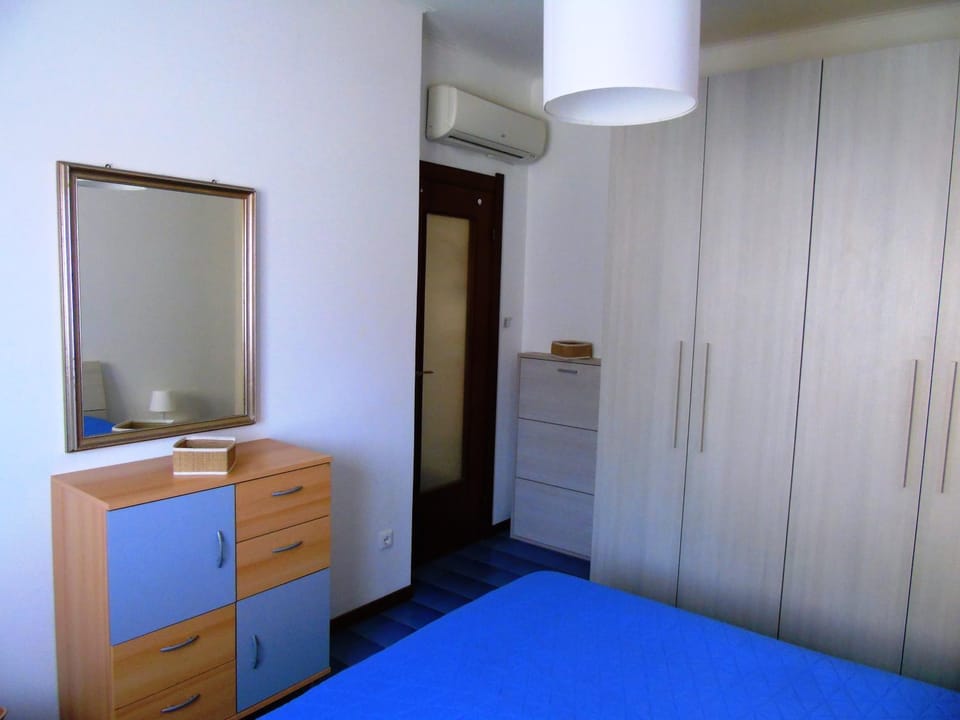 Photo of the whole room, Bedroom, wardrobe