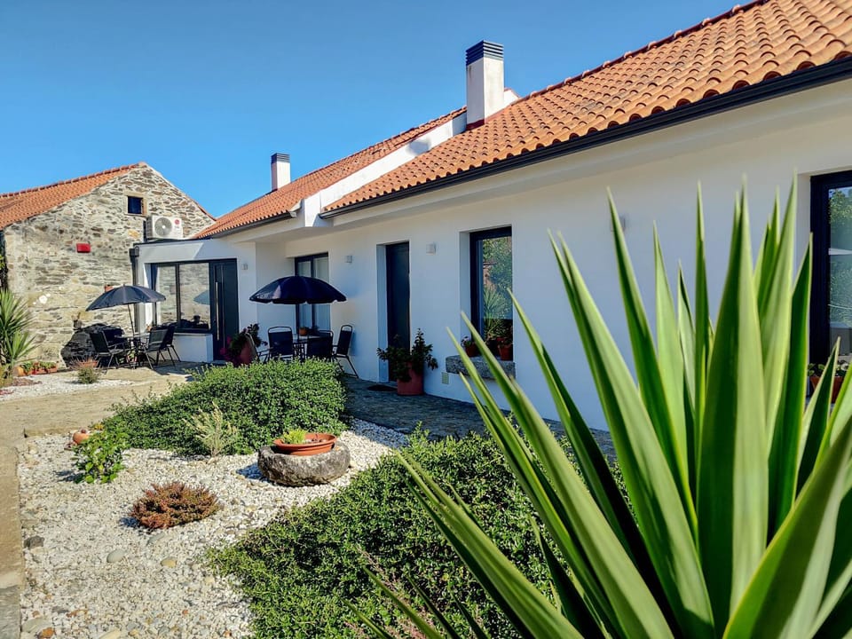 Property building, Patio, Facade/entrance, Garden