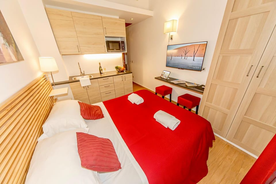 Communal lounge/ TV room, Bed, TV and multimedia, Living room, Photo of the whole room, Seating area, Evening entertainment, Bedroom, towels, wardrobe