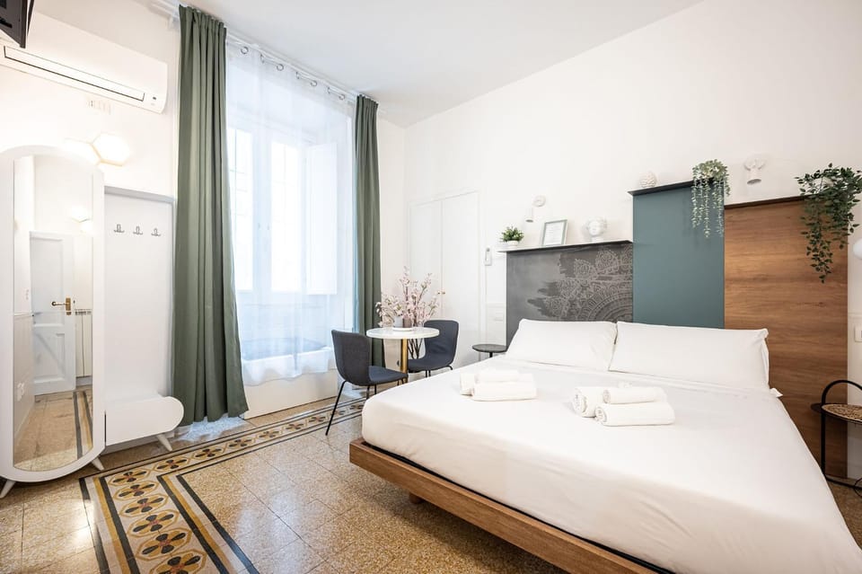 Bed, Photo of the whole room, towels, wardrobe