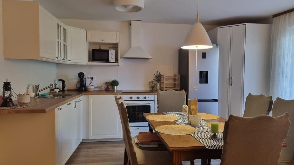 Kitchen or kitchenette, Dining area, dishwasher, minibar, pet friendly, stove